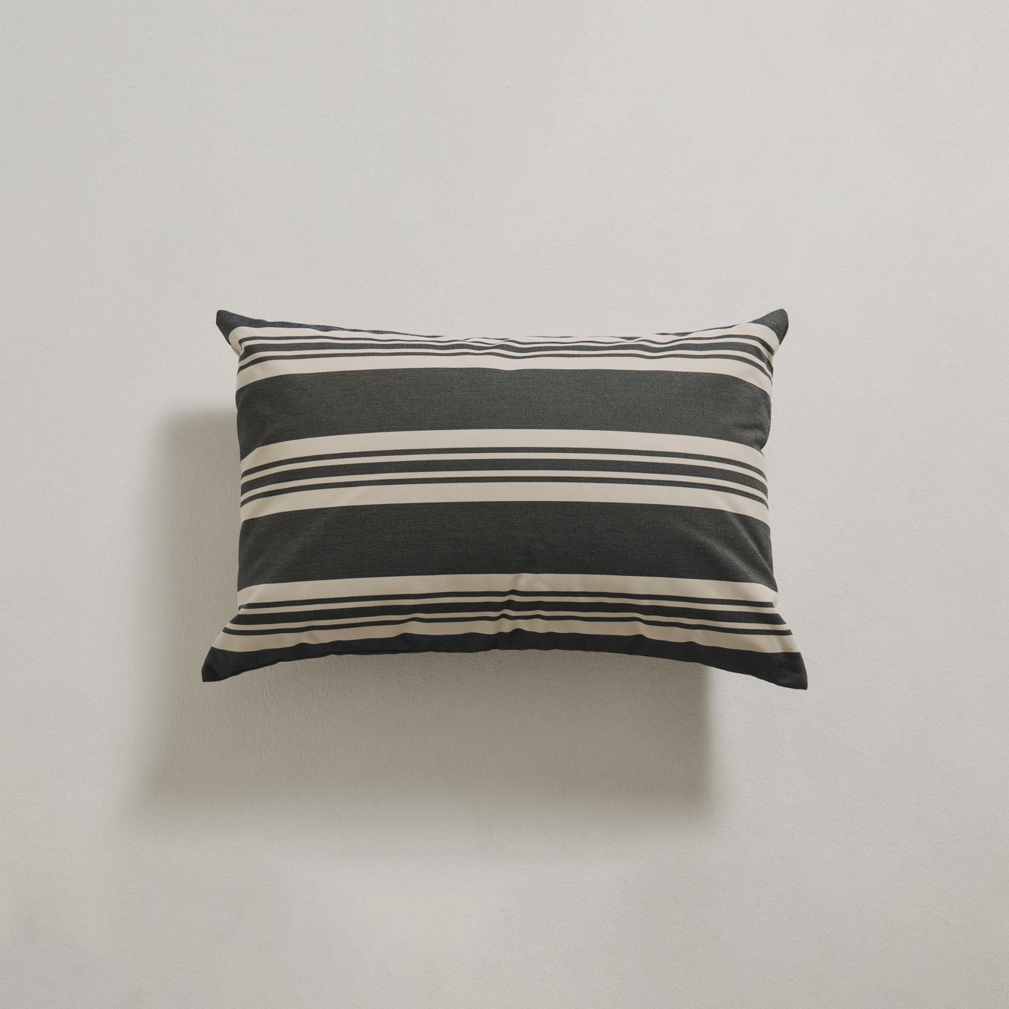 Udendørspude 40x60 - Navy stribet