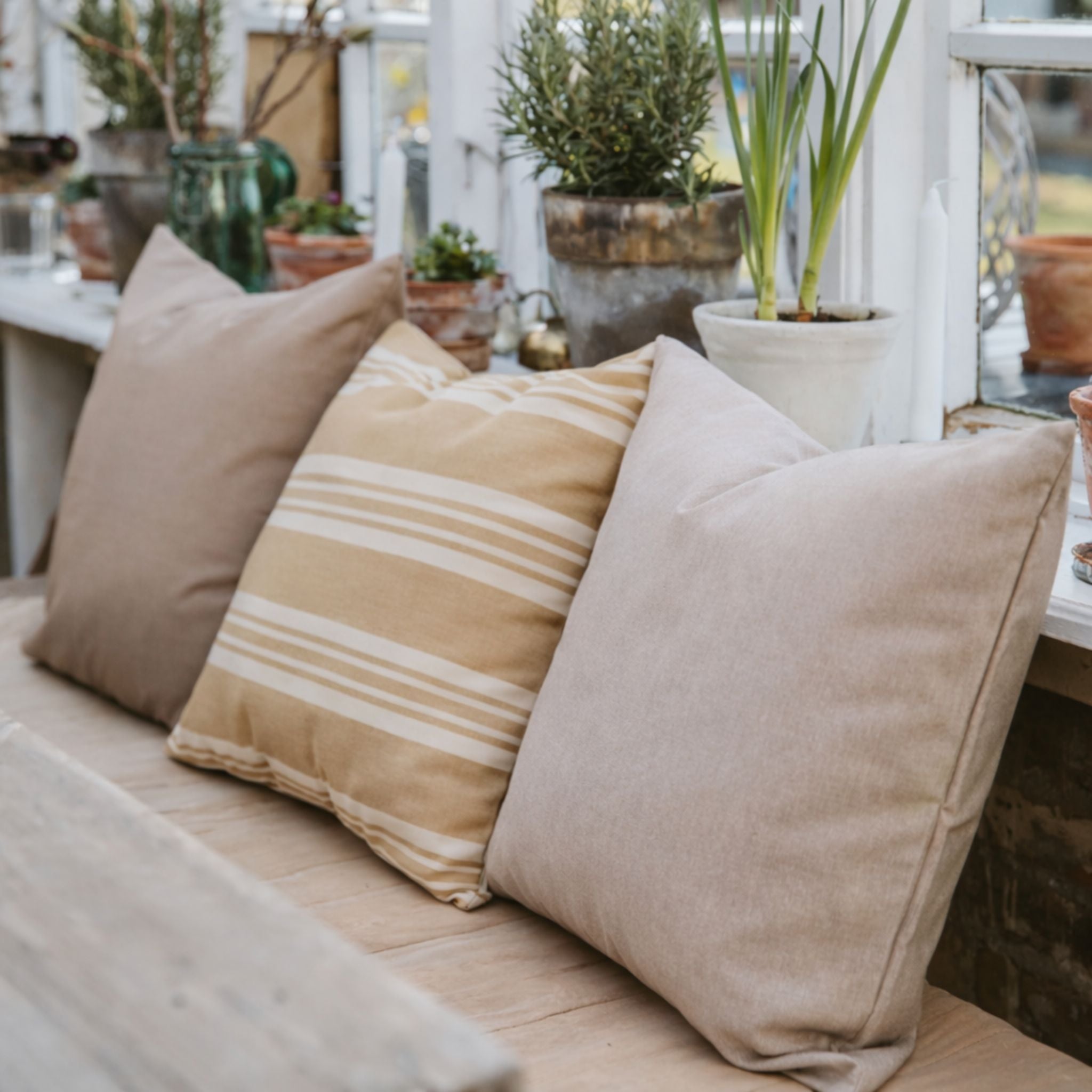 Udendørspude 50x50 - Beige stribet