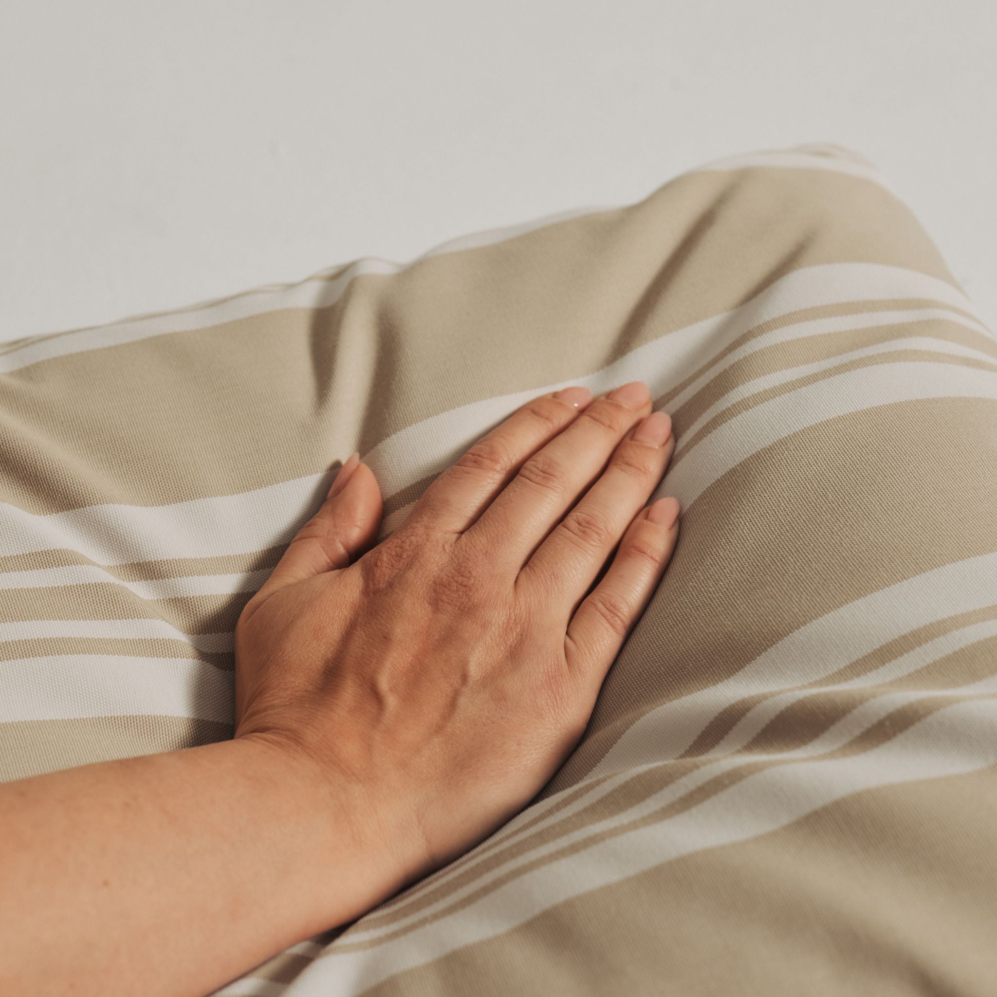 Udendørspude 50x50 - Beige stribet