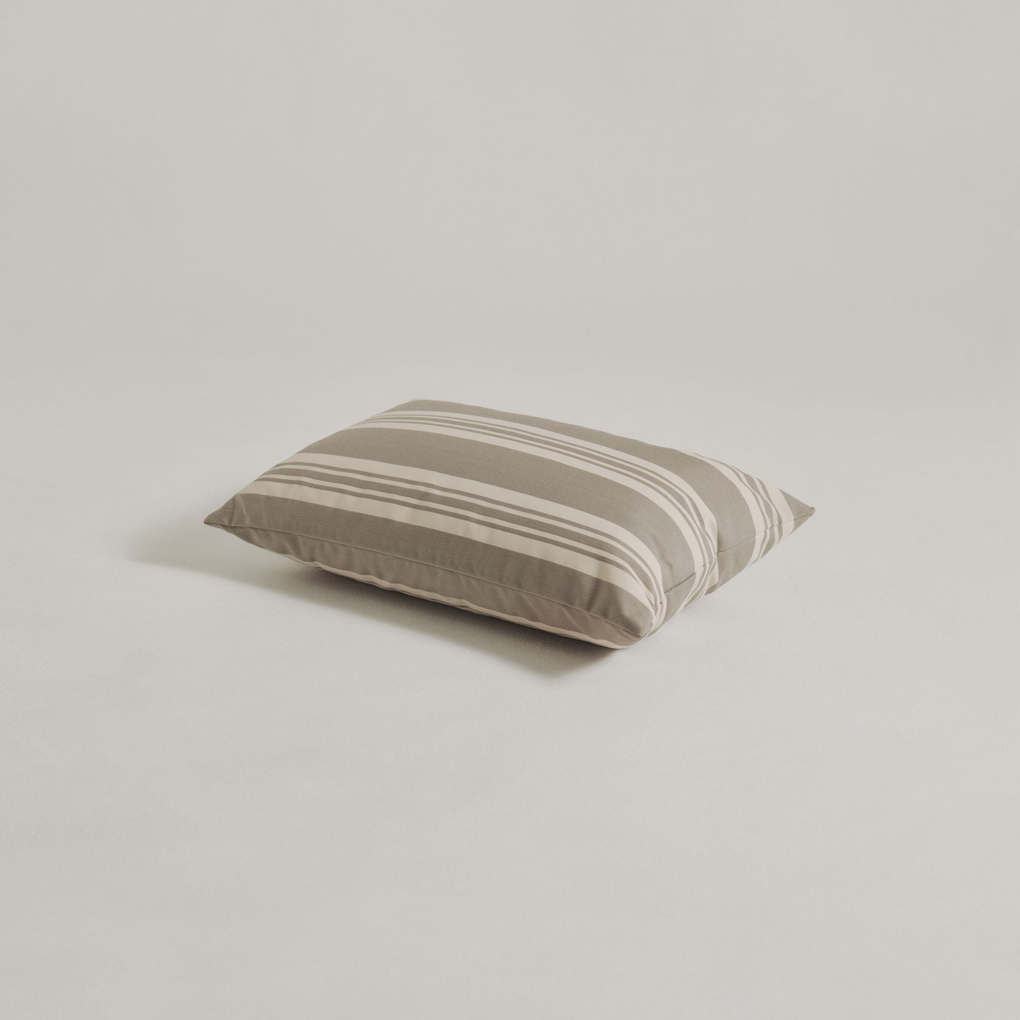 Udendørspude 40x60 - Grå stribet