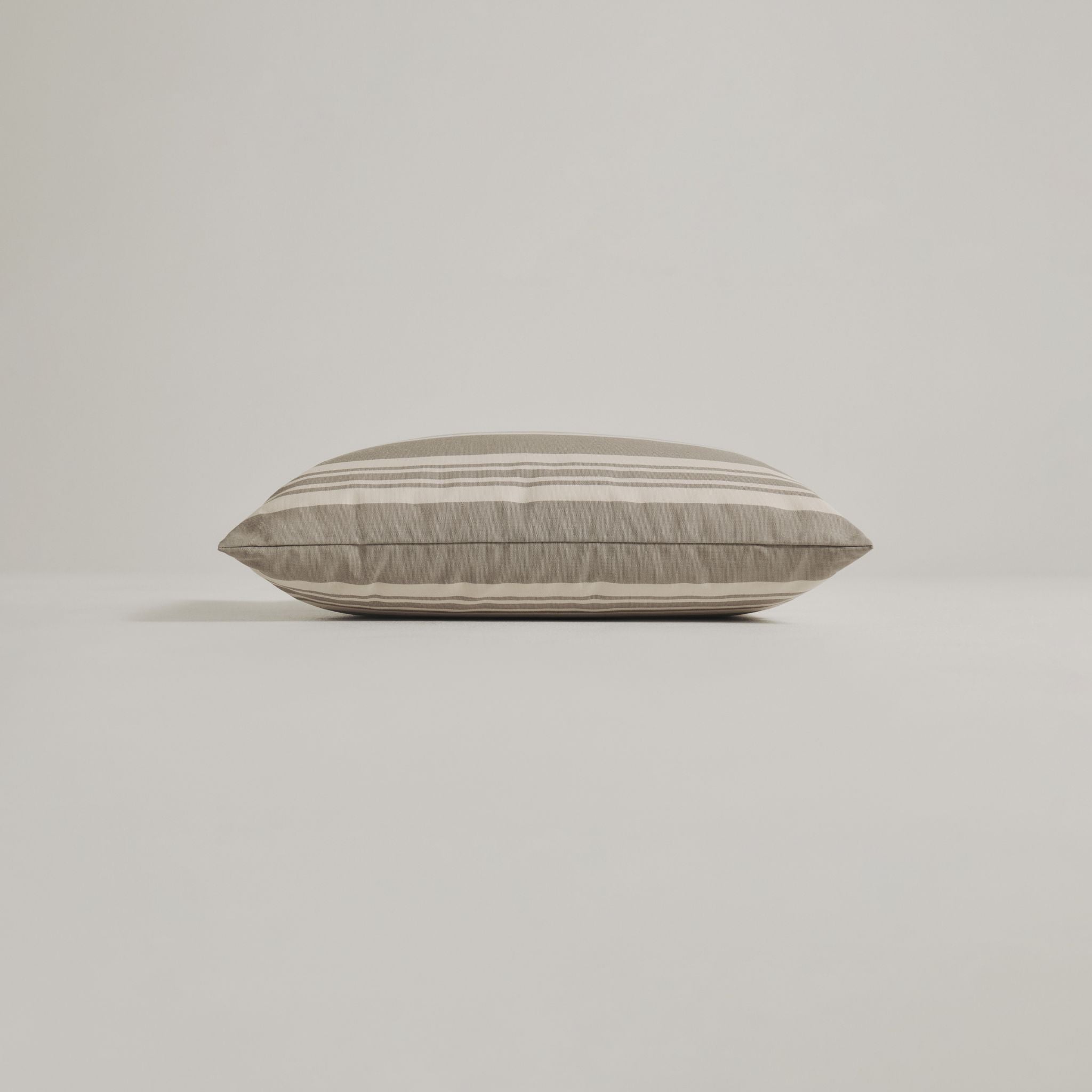 Udendørspude 40x60 - Grå stribet