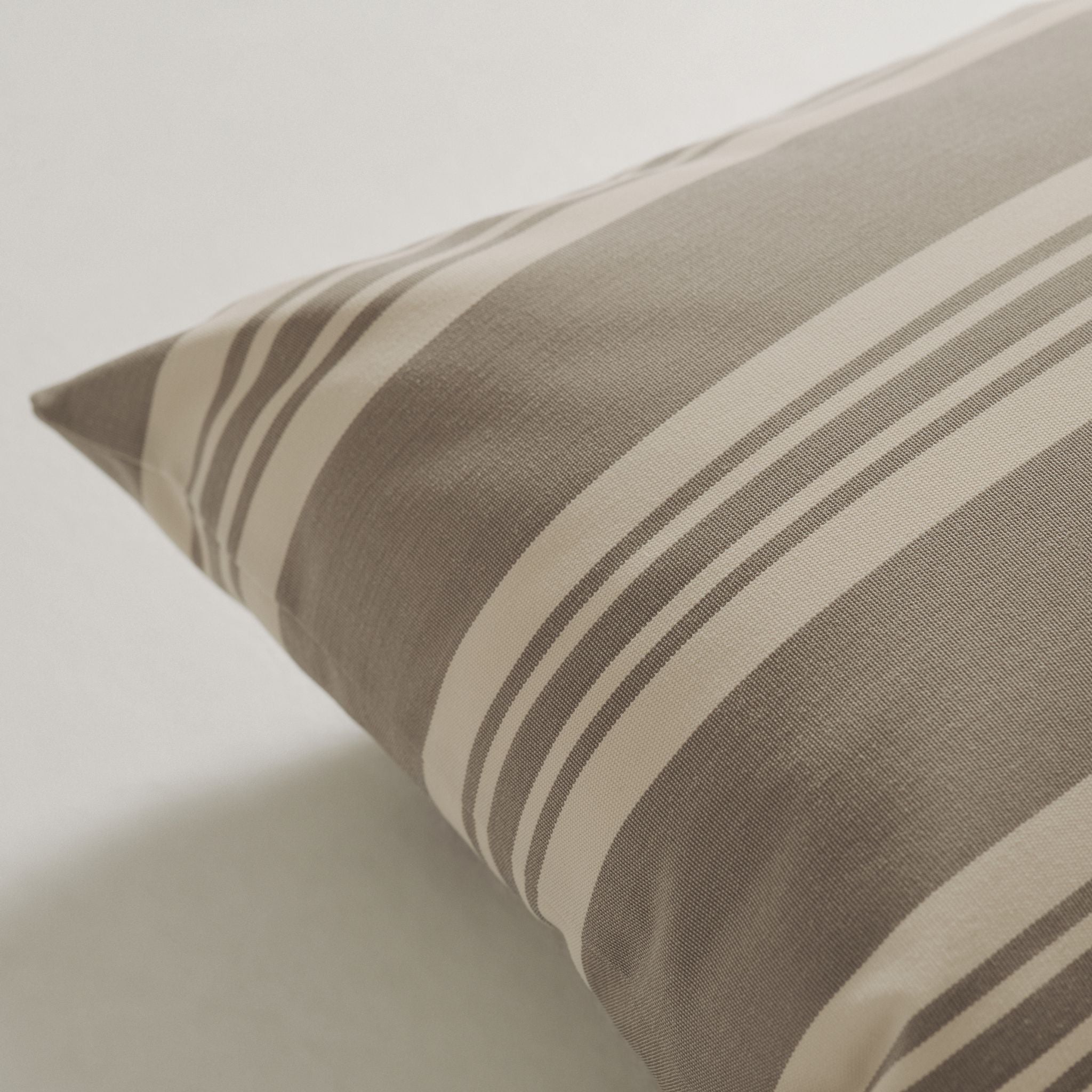 Udendørspude 40x60 - Grå stribet