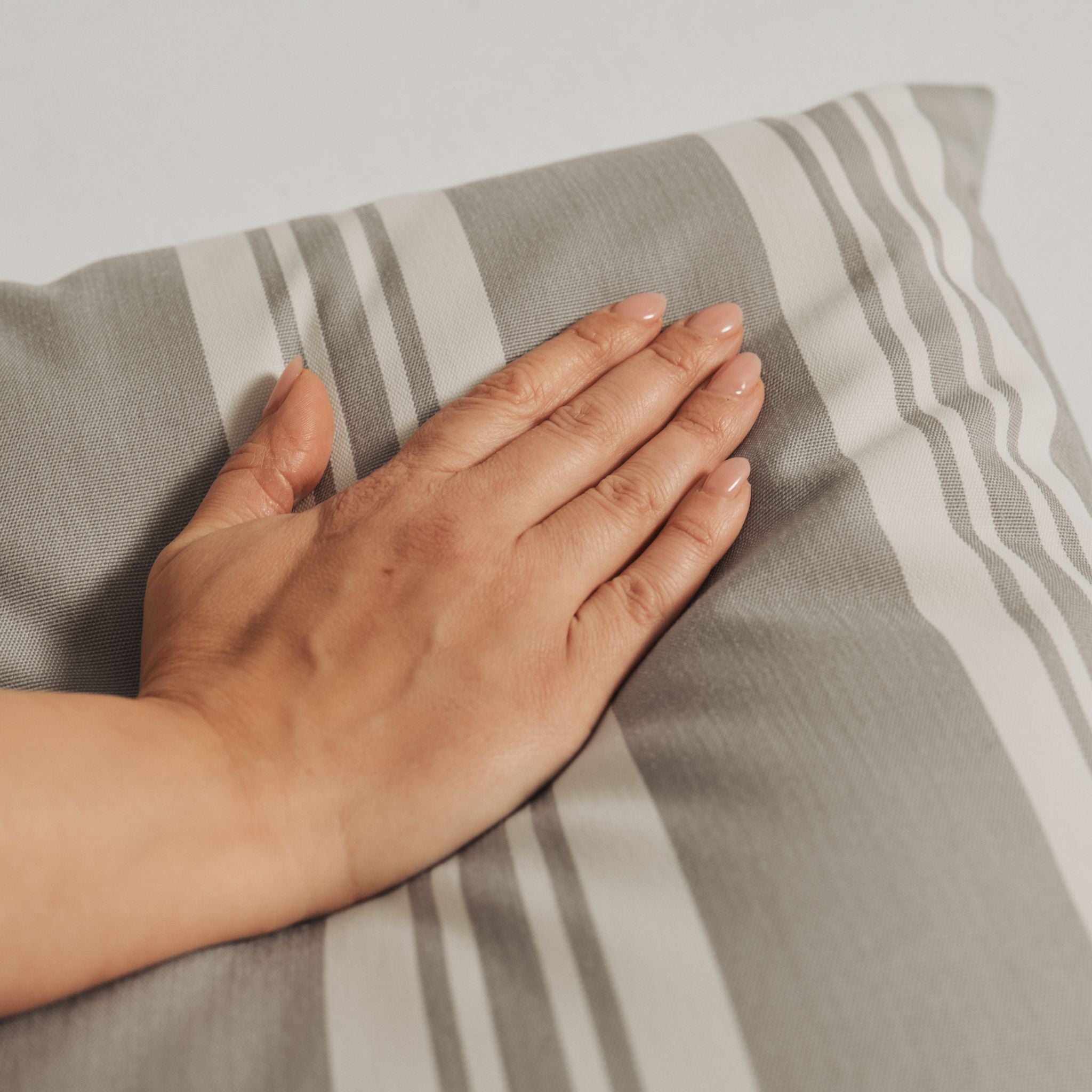 Udendørspude 40x60 - Grå stribet