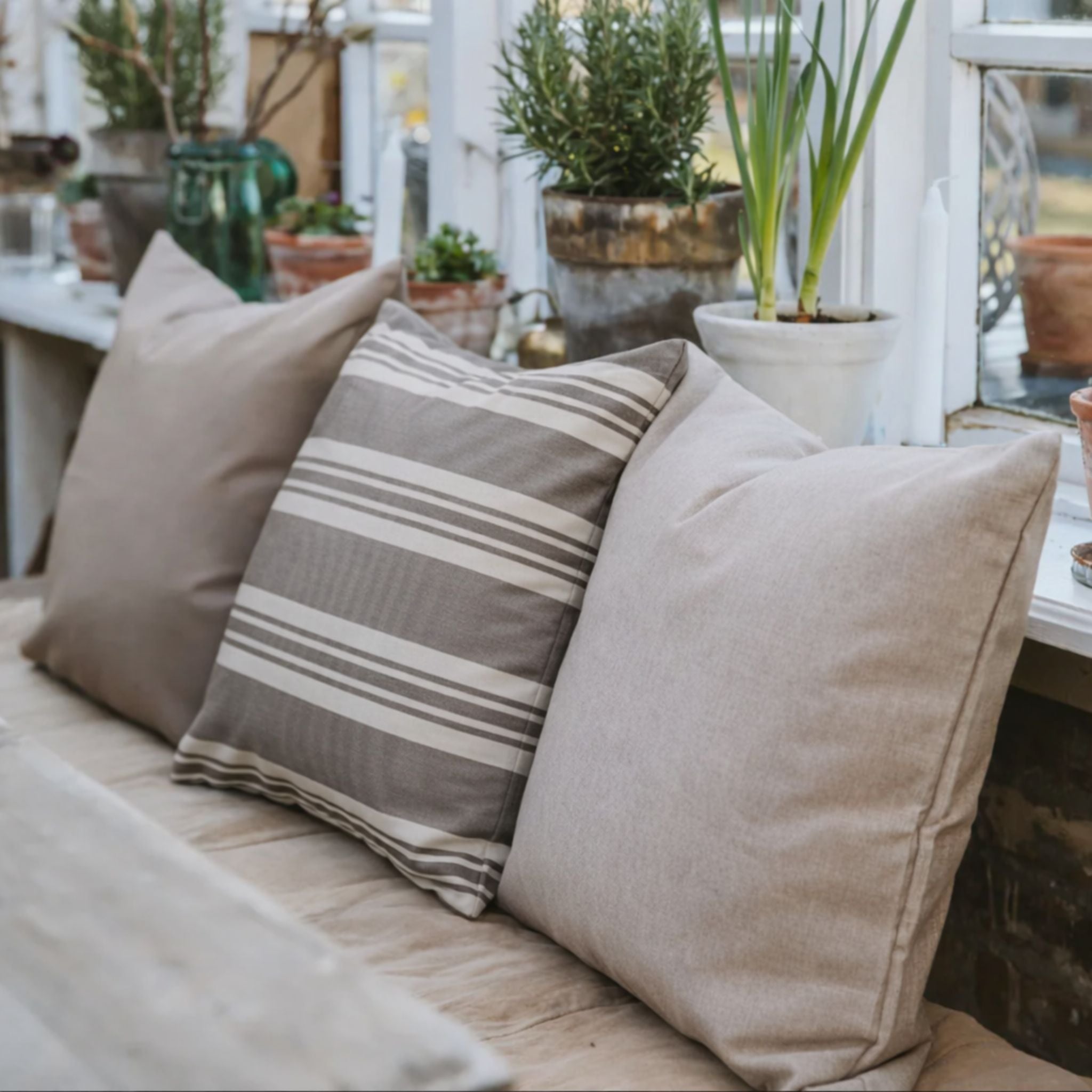 Udendørspude 50x50 - Grå stribet