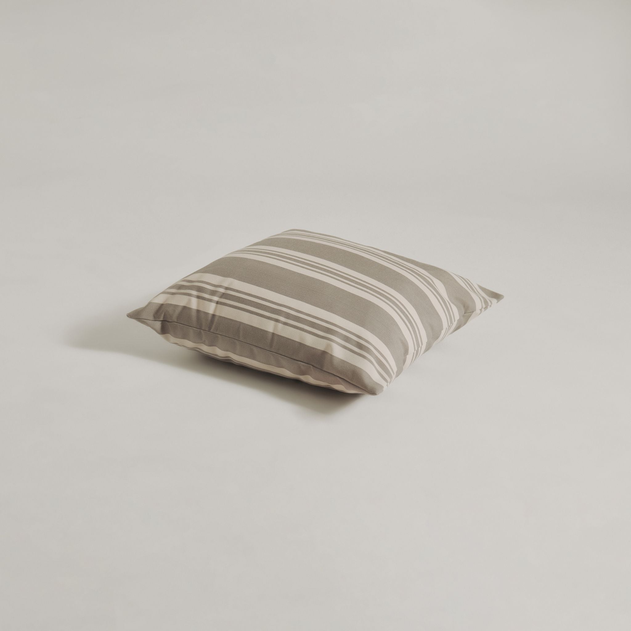 Udendørspude 50x50 - Grå stribet