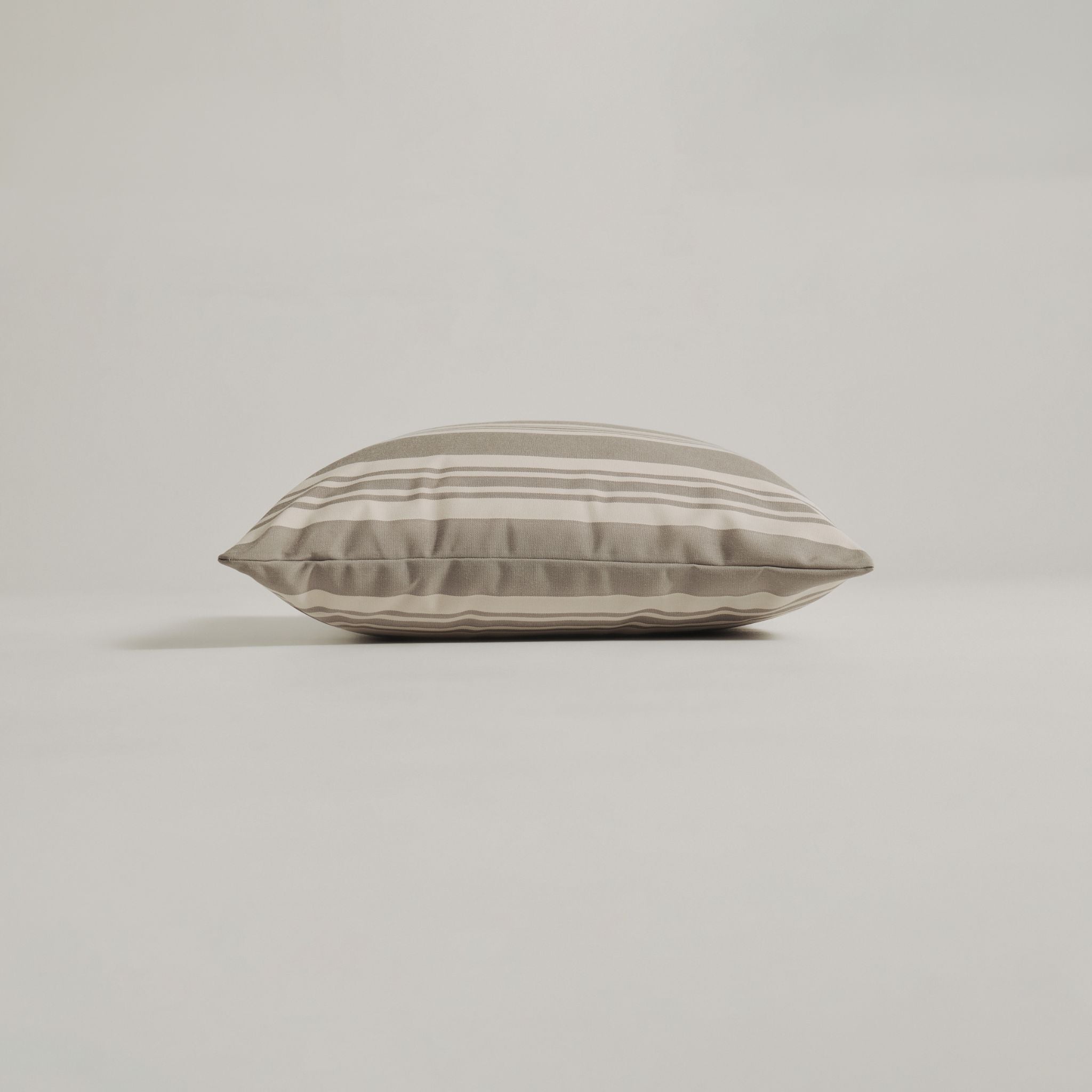 Udendørspude 50x50 - Grå stribet