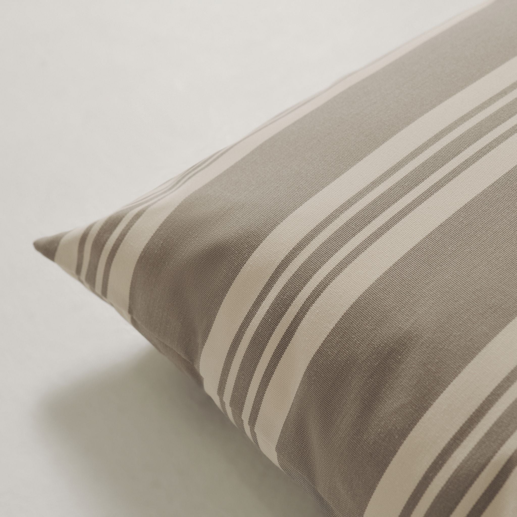 Udendørspude 50x50 - Grå stribet