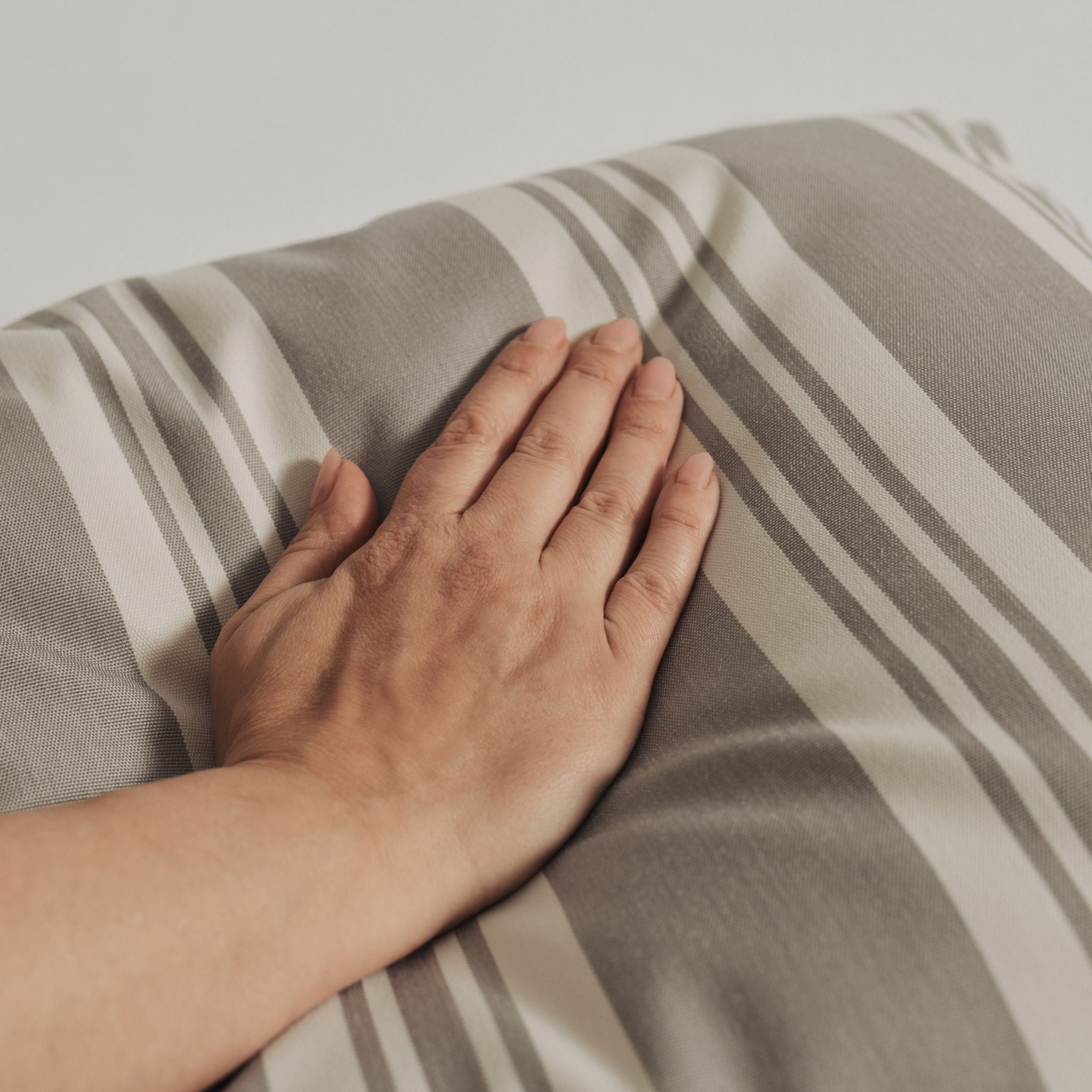 Udendørspude 50x50 - Grå stribet