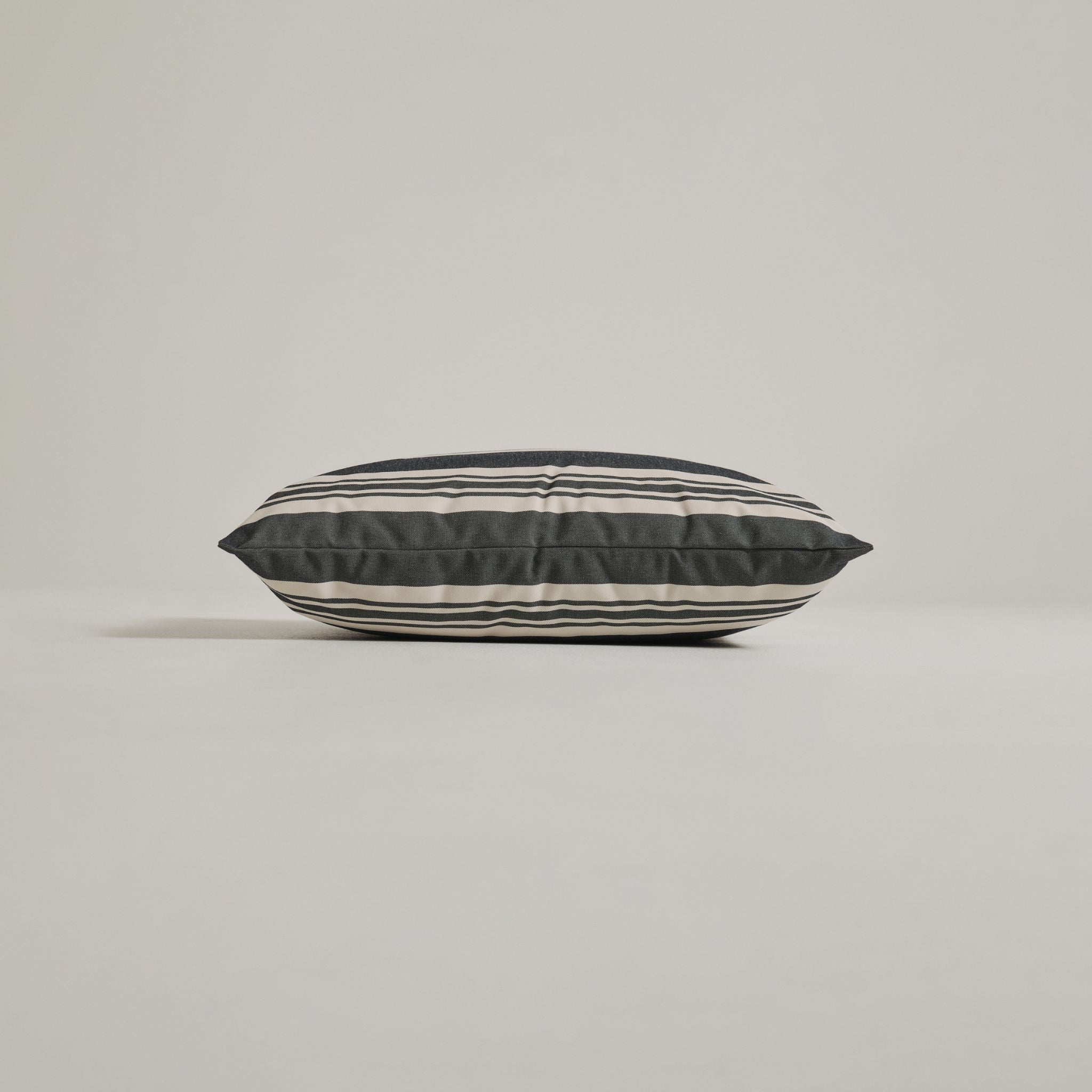 Udendørspude 40x60 - Navy stribet