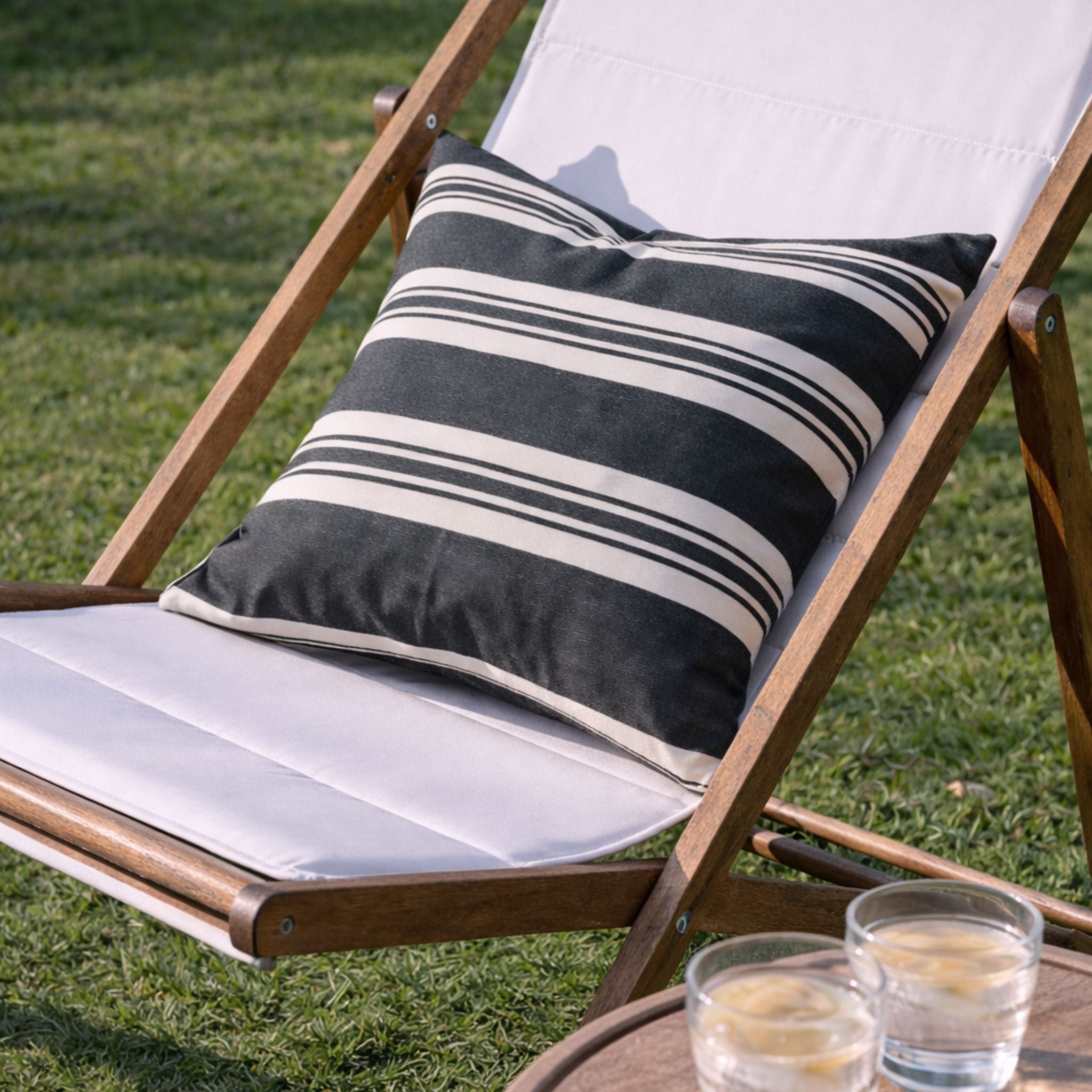 Udendørspude 50x50 - Navy stribet