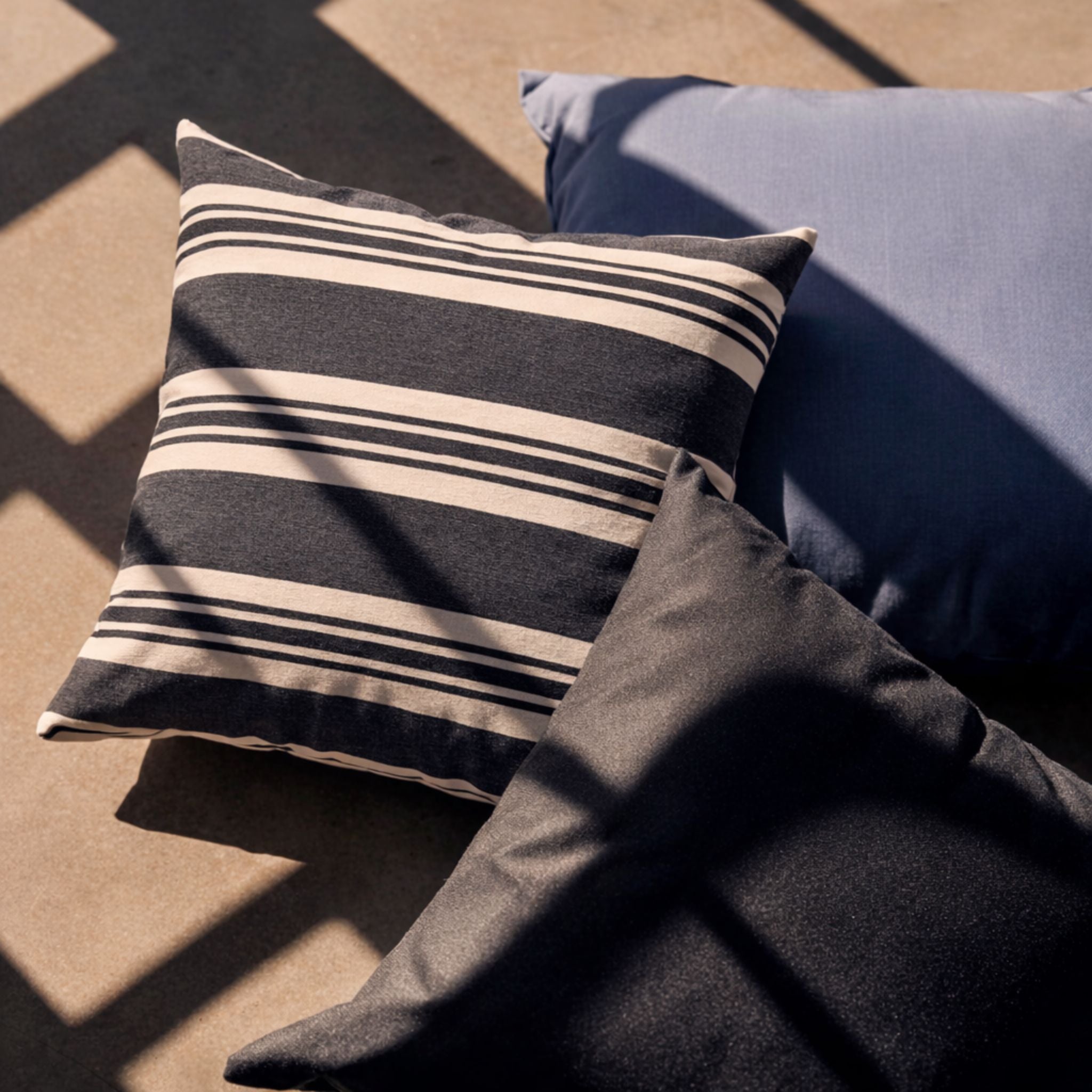 Udendørspude 50x50 - Navy stribet