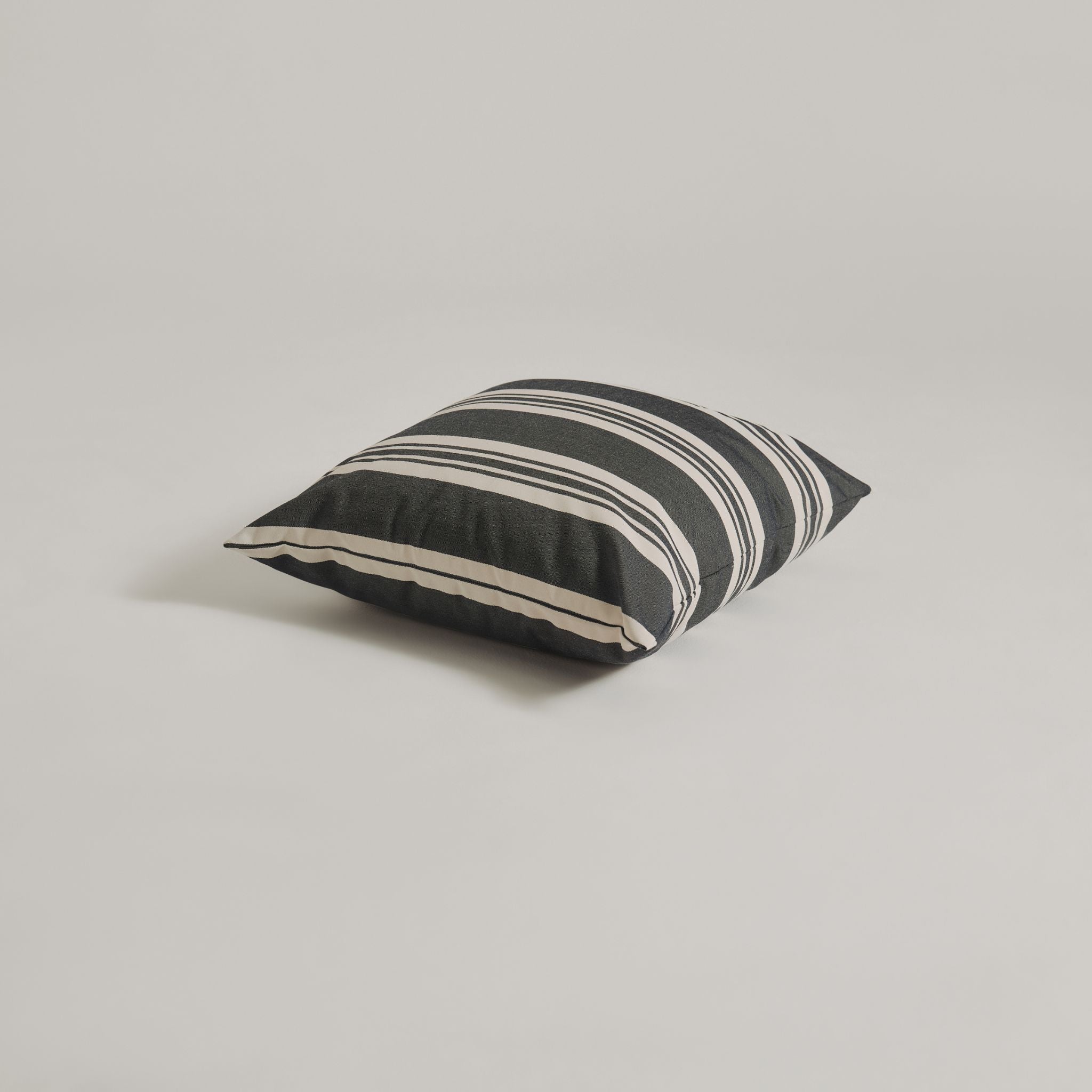 Udendørspude 50x50 - Navy stribet