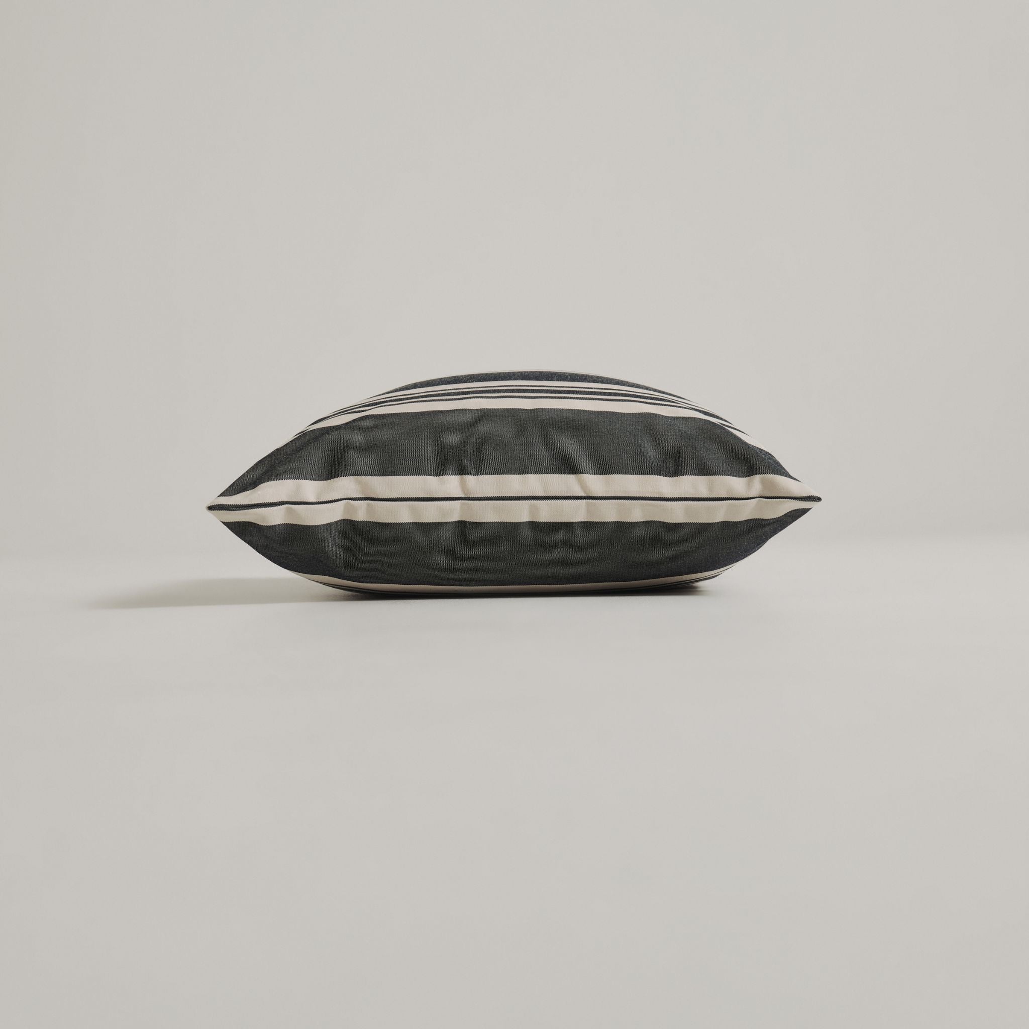 Udendørspude 50x50 - Navy stribet