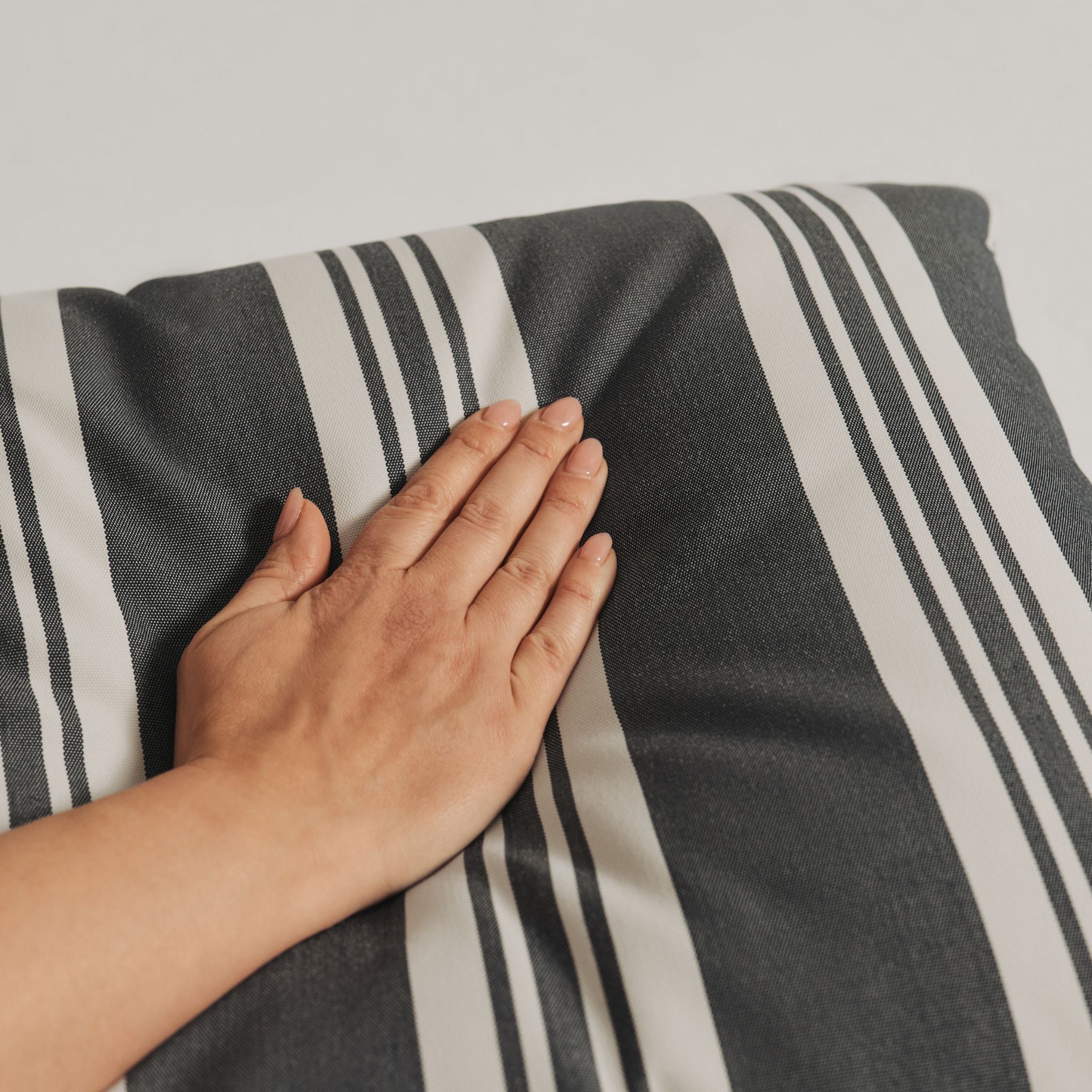 Udendørspude 50x50 - Navy stribet