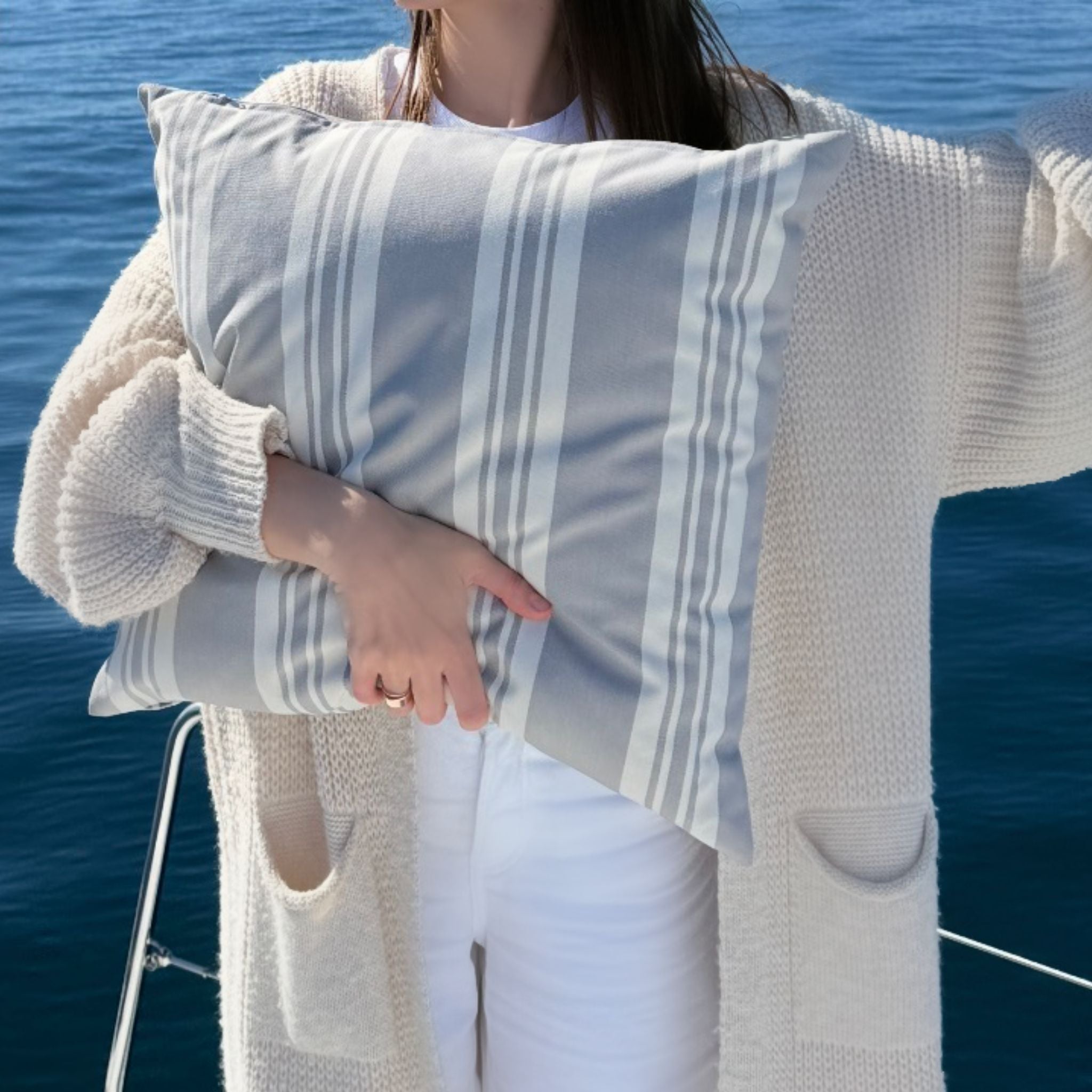 Udendørspude 50x50 - Grå stribet