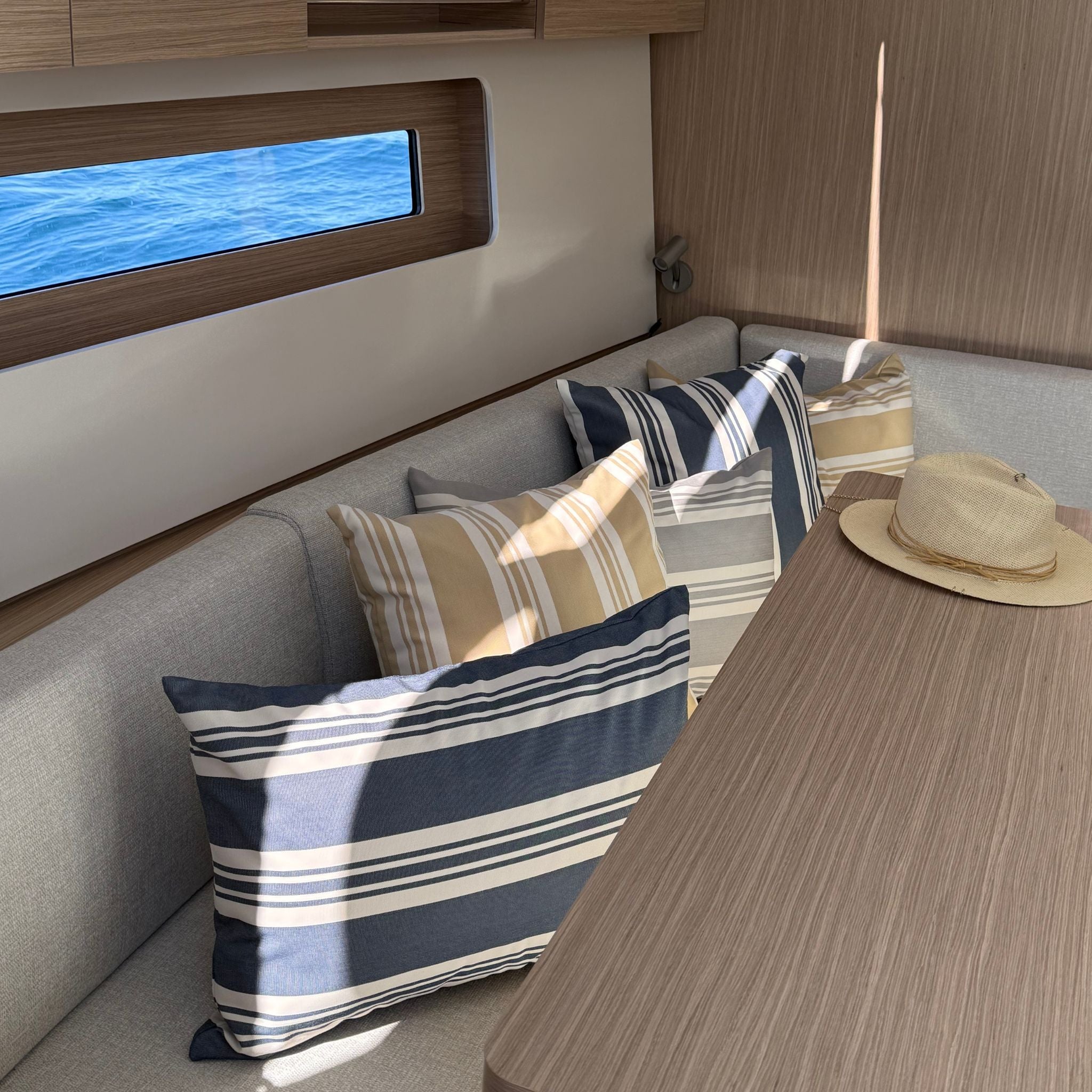 Udendørspude 50x50 - Beige stribet