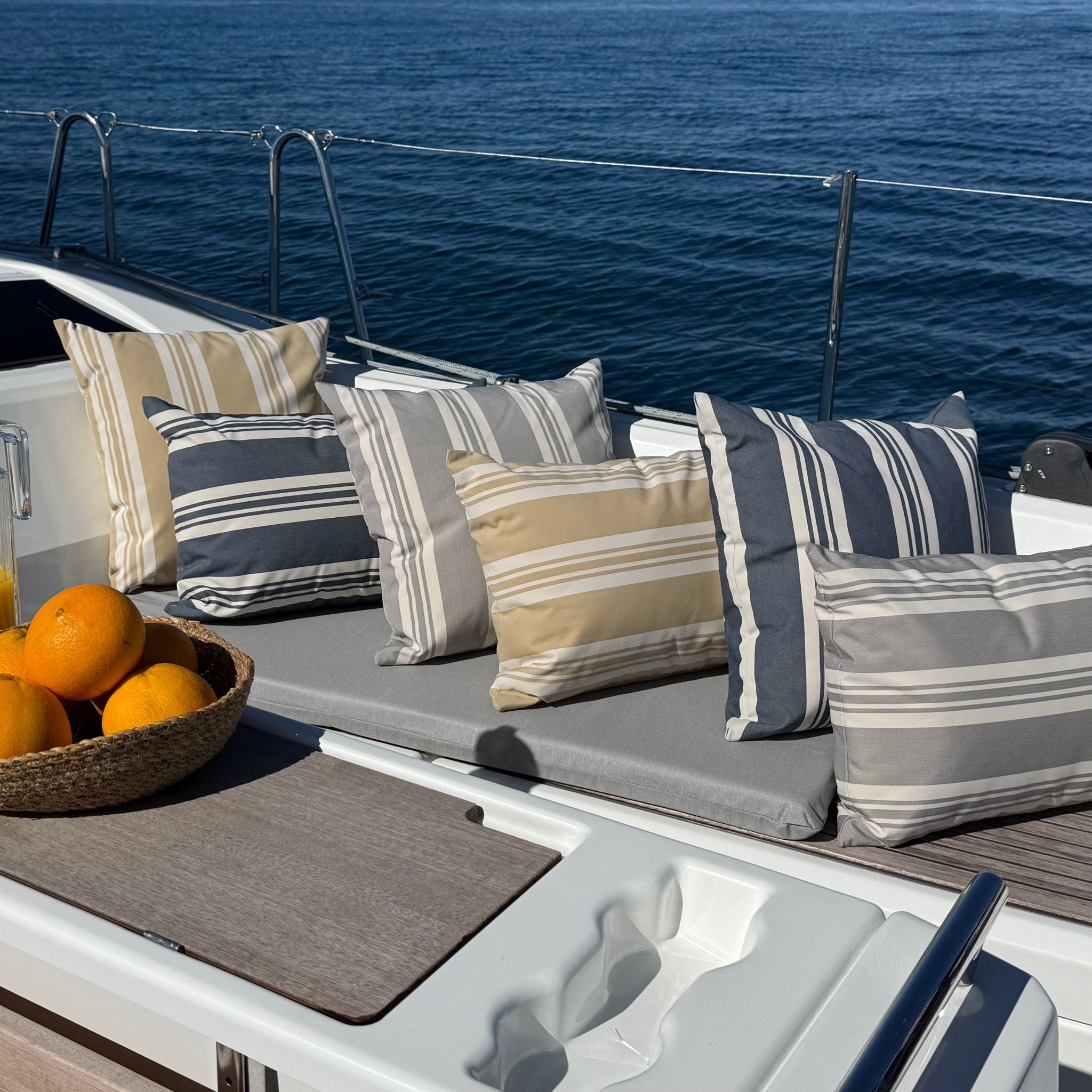 Udendørspude 50x50 - Beige stribet